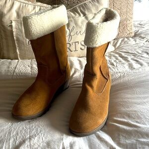 Lands End tan shearing style boots! Never been worn- size 7.5